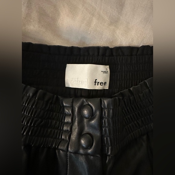 Aritzia Wilfred Free Vegan Leather Shorts - Picture 4 of 4
